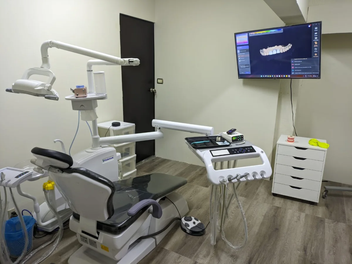 Consultorio equipado con sillón y monitor para odontología digital