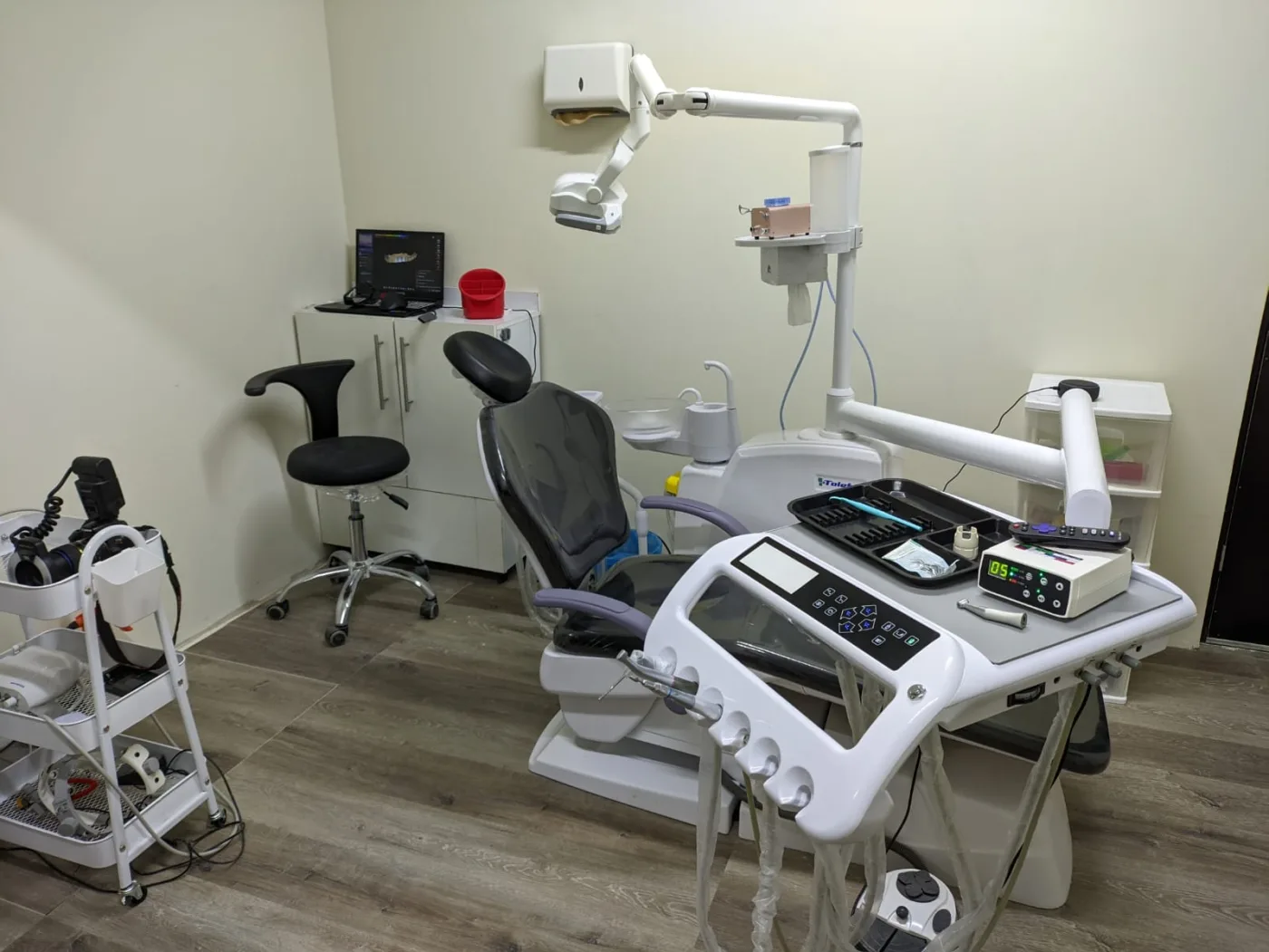 Consultorio equipado con unidad dental y accesorios clínicos