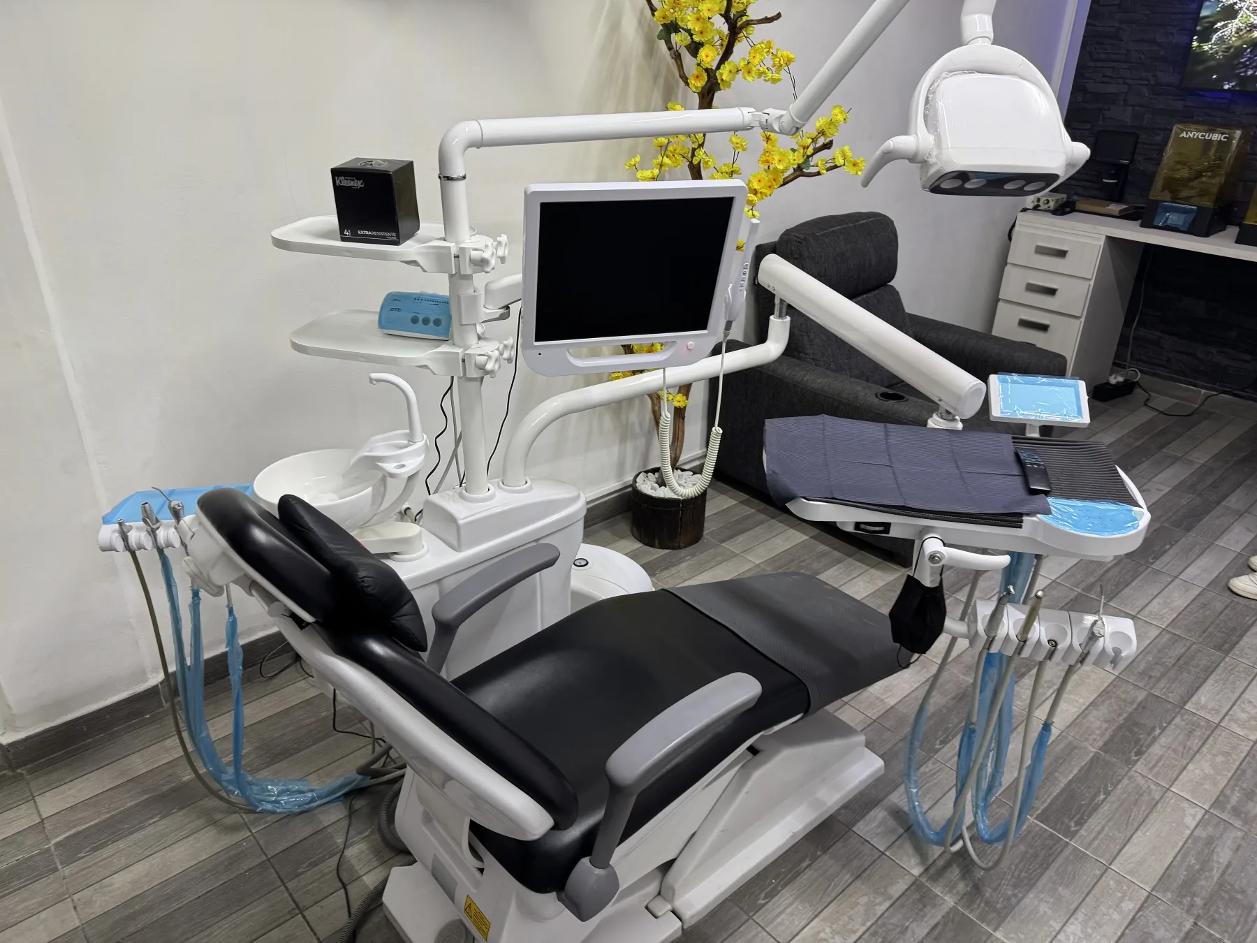 Unidad dental equipada con monitor, lámpara y bandeja de trabajo