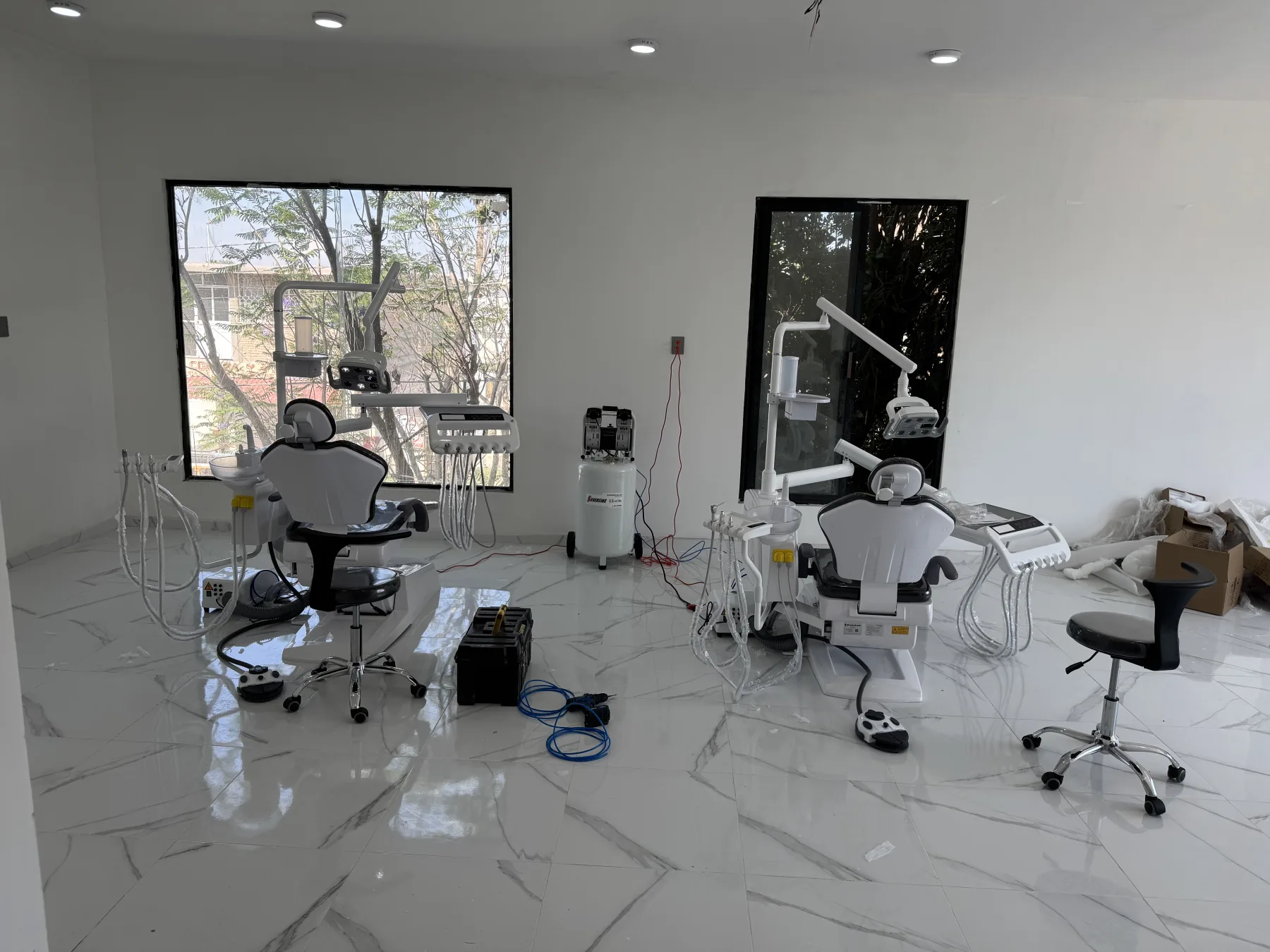 Espacio amplio equipado con dos unidades dentales