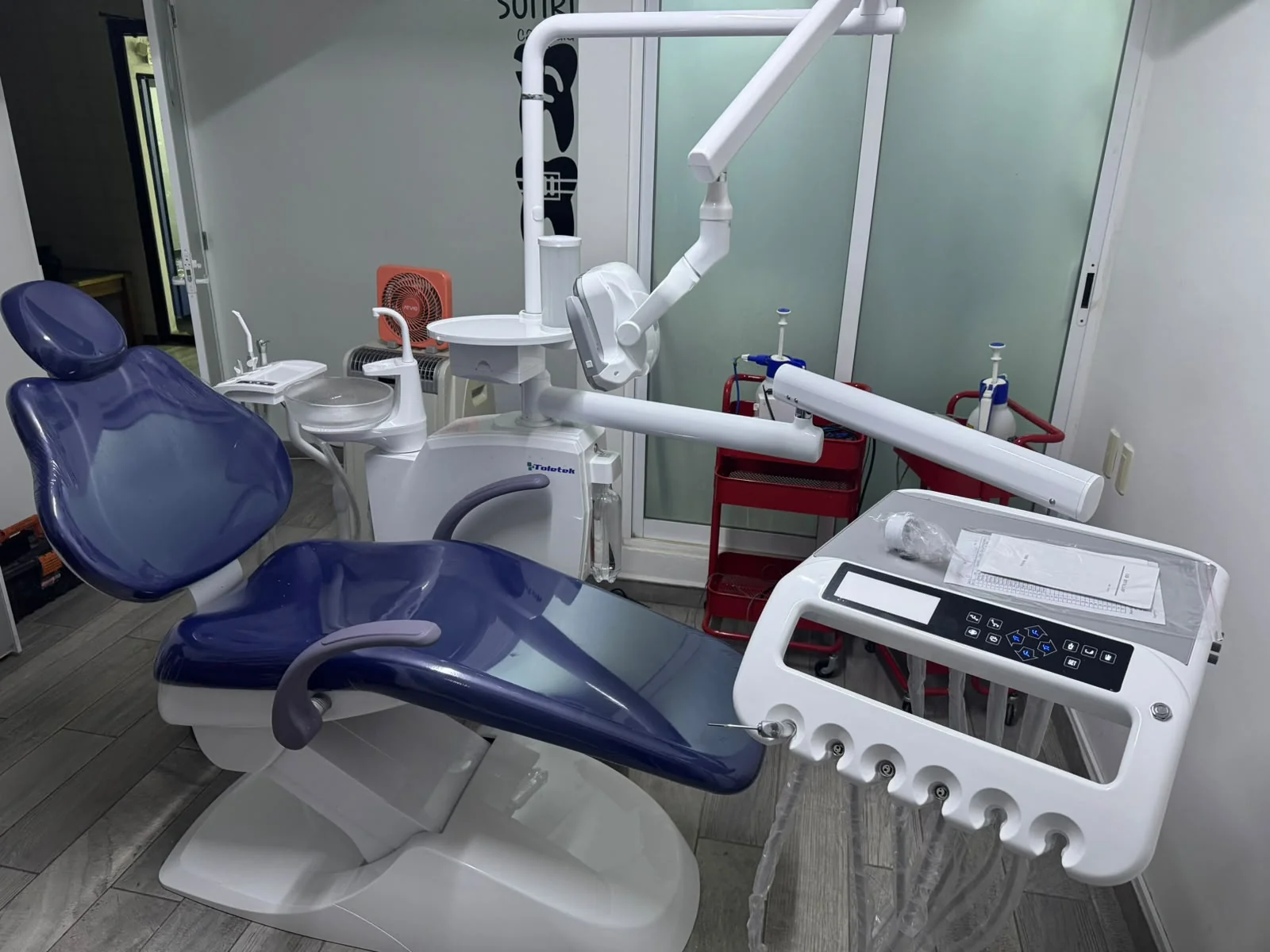 Unidad dental azul instalada con lámpara y módulo de instrumentos
